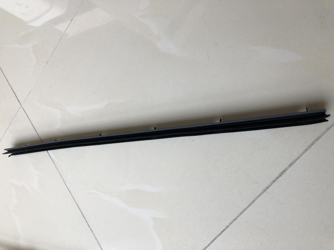 Купити ущільнювач Скла ЗАДНІХ ДВЕРЕЙ до Tesla | 68174-47020